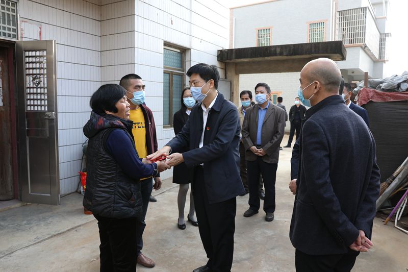 区委书记陈政带队到麻章镇开展春节送温暖慰问活动
