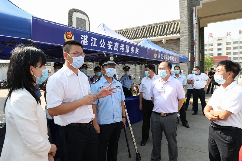 高考首日：陈思远区长到我区考点巡考1（图文 陈文雅 杨宇).JPG