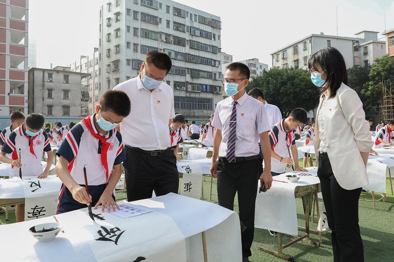 陈思远区长带队指导禁毒宣传工作2（图文 陈文雅 麻章中心小学）.JPG