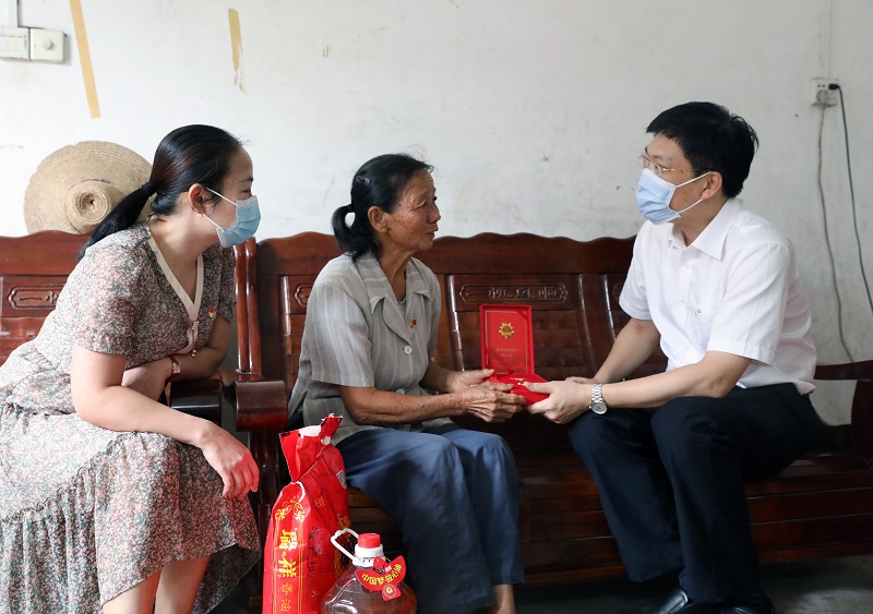 区委书记走访慰问党员并送上“光荣在党50年”纪念章1（图文 杨阳传）.JPG