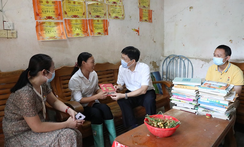 区委书记走访慰问党员并送上“光荣在党50年”纪念章2（图文 杨阳传）.JPG