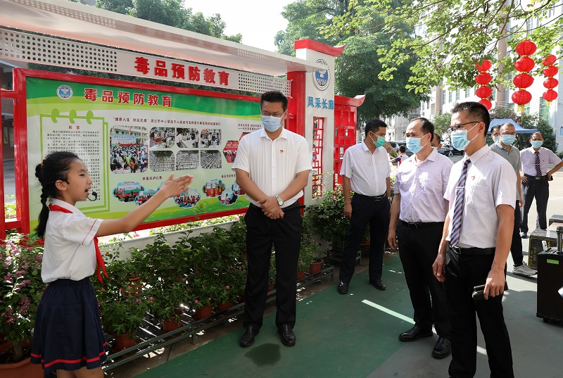 190A陈思远区长带队指导禁毒宣传工作3（图文 陈文雅 麻章中心小学）.JPG