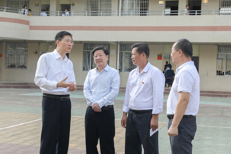 市财政局局长李曜带队到麻章二中开展“我为群众办实事”实践活动调研（图文杨阳传）.JPG