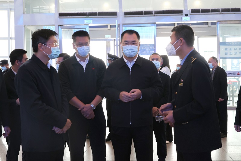 市委书记刘红兵到湛江西站调研检查春运疫情防控和交通安全工作（图文杨阳传）.JPG