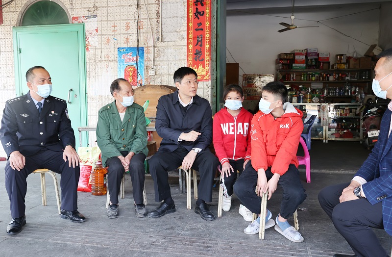 1.19区委书记陈政到麻章镇开展新春送温暖慰问活动2（图文：杨阳传）.JPG