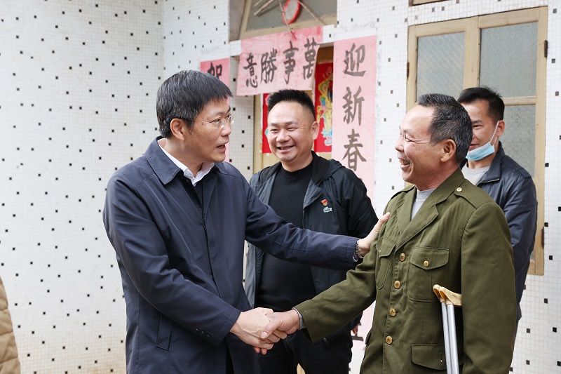 1.19区委书记陈政到麻章镇开展新春送温暖慰问活动3（图文：杨阳传）.JPG