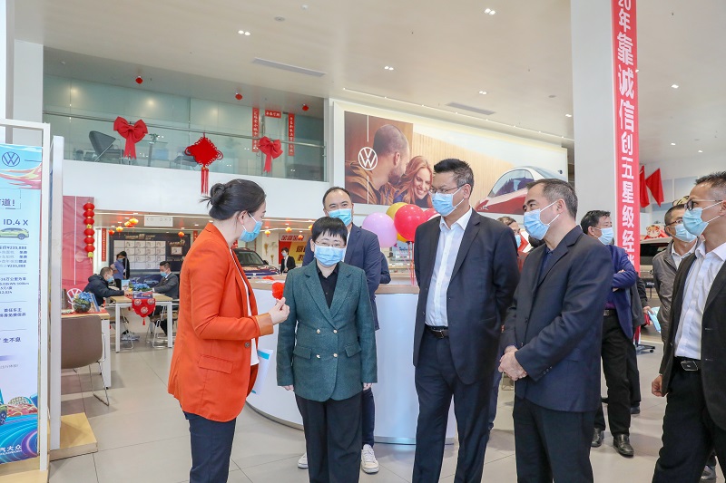 1.20何嘉旻副市长前往湛江金富汽车销售公司调研企业促消费工作 陈思远区长陪同（图文：杨宇）.JPG