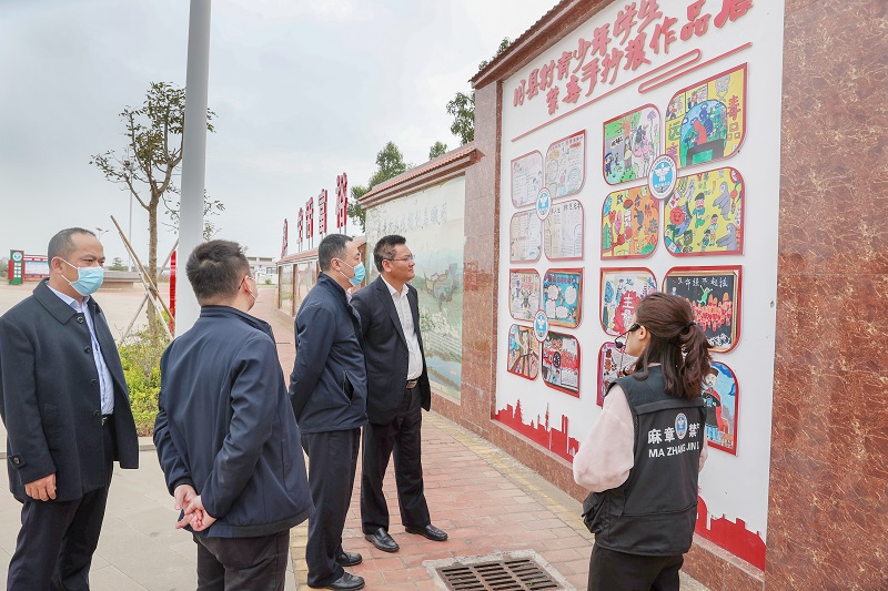 1.21市禁毒办组织省直部门来湛挂职干部到麻章区参观学习禁毒重点工作(旧县村1).JPG