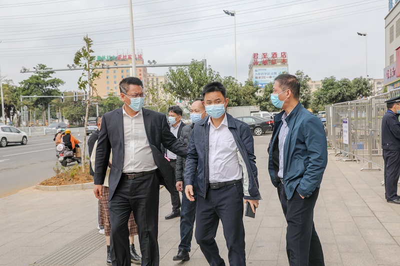 1.21吴国雄副市长去七天隔离酒店和西站看疫情防控工作 陈思远区长陪同1（图文：杨宇，梁藓以）.JPG