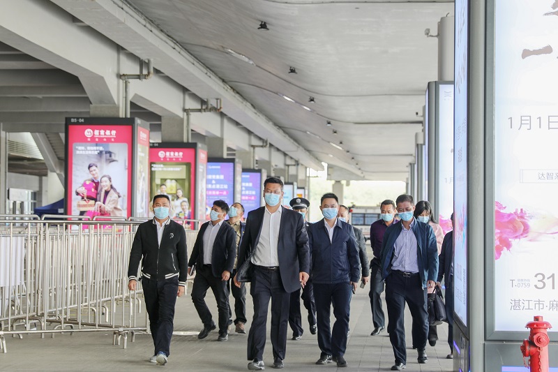 1.21吴国雄副市长去七天隔离酒店和西站看疫情防控工作 陈思远区长陪同3（图文：杨宇，梁藓以）.JPG