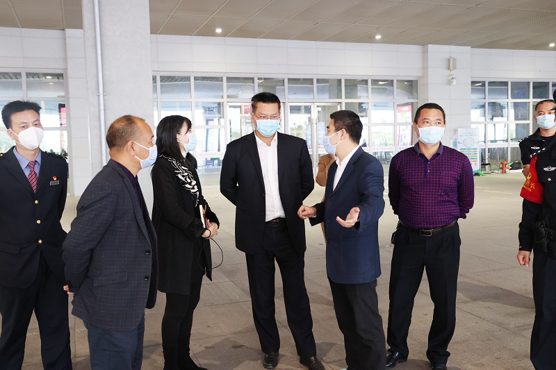 1.20陈思远区长带队督导湛江西站督导疫情防控工作2(图文:杨阳传).JPG