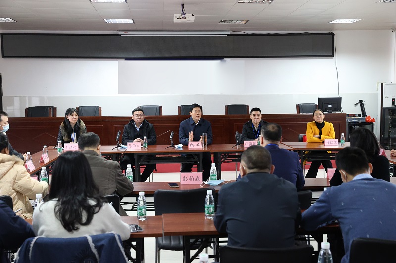 区委书记陈政到区卫健局和应急管理局开展新春慰问 .JPG