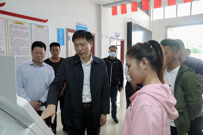 区委书记陈政带队调研乡村智慧治理和督导疫苗接种工作(图文杨阳传) (2).JPG