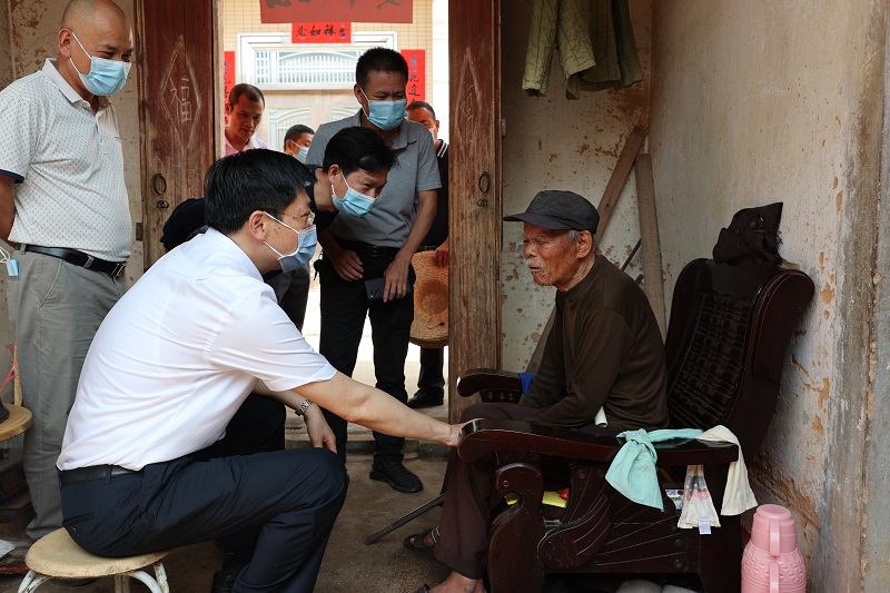 陈政书记率队到太平镇督导疫苗接种工作 (2).JPG