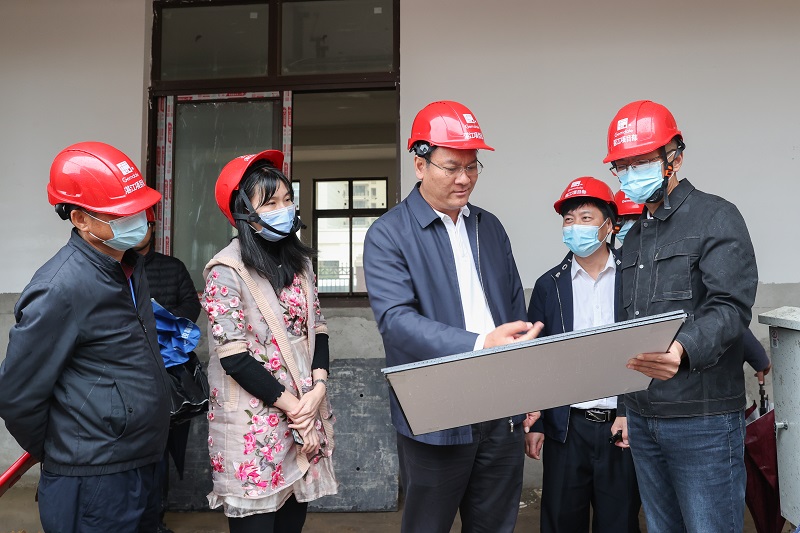 陈思远区长带队现场推进新建学校项目建设.JPG