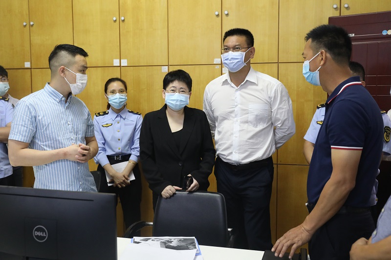 4.12何嘉旻副市长到我区开展“互联网+明厨亮灶”暨食品安全和疫情防控督导调研.JPG