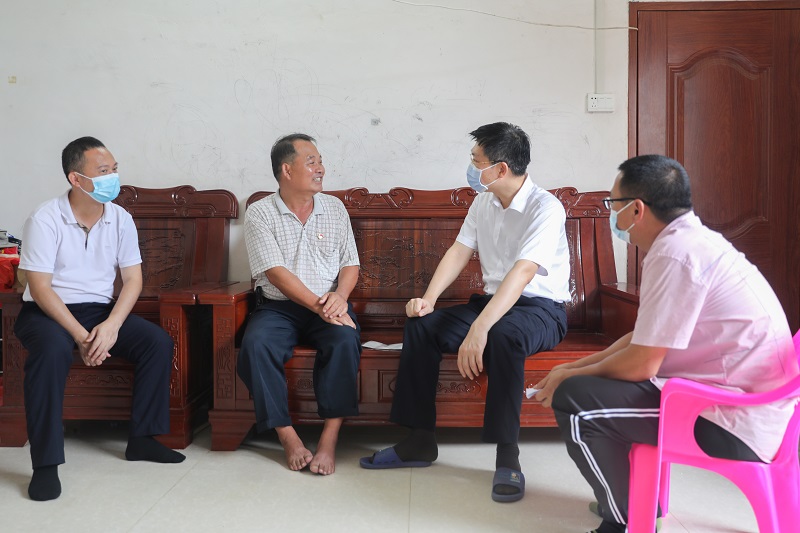 陈政书记率队到麻章镇调研检查乡村振兴、巡河暨开展“七一”慰问党员活动3.JPG