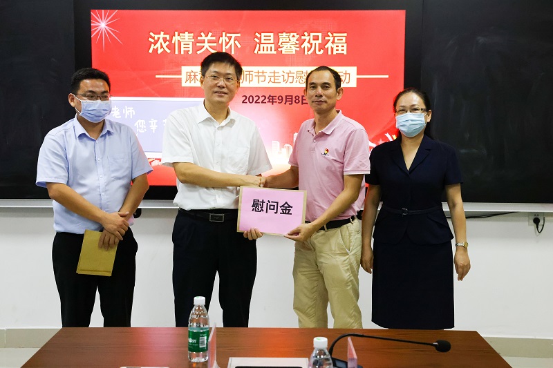 9.8区委书记陈政开展教师节走访慰问活动（图文：邓颖欣） (2).JPG