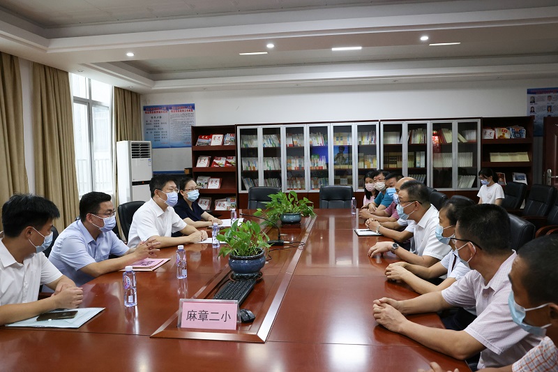 9.8区委书记陈政开展教师节走访慰问活动（图文：邓颖欣）.JPG