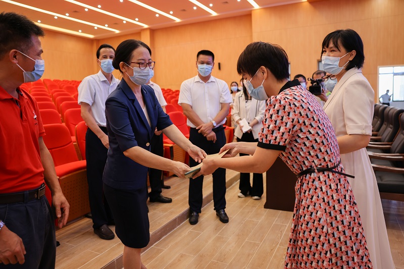 市领导陈云率队到麻章区开展教师节走访慰问活动 (2).JPG