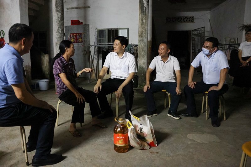 9.21陈政区委书记谢家村夜访 (2).JPG