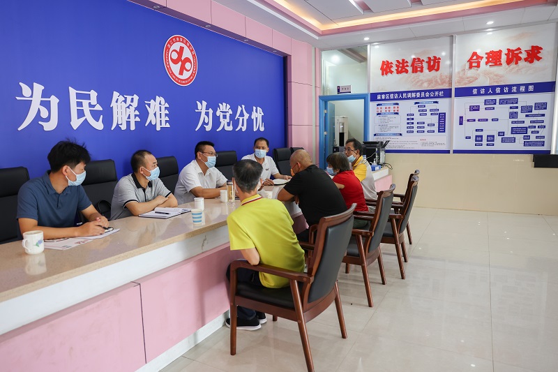 9.26陈思远区长带队到区群众信访诉求综合服务中心开展接访.JPG