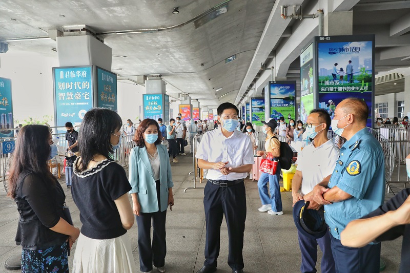 区委书记陈政带队到高铁西站检查疫情防控和交通安全工作.jpg