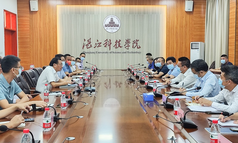 陈思远区长率队到湛江科技学院新湖校区调研督导疫情防控工作.jpg