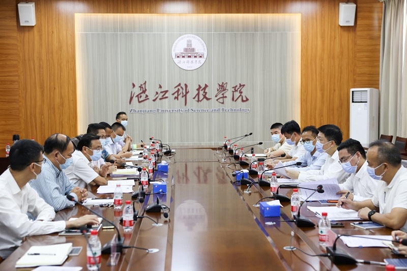 区委书记陈政率队到湛江科技学院新湖校区调研指导疫情防控工作.JPG