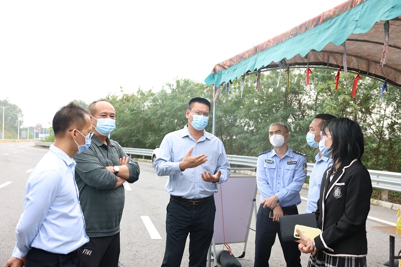 陈思远率队到湛江西站及高速出口检查指导疫情防控工作.JPG