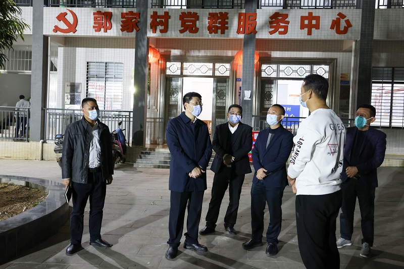 区委书记陈政到麻章镇郭家村开展“平安夜访”.JPG