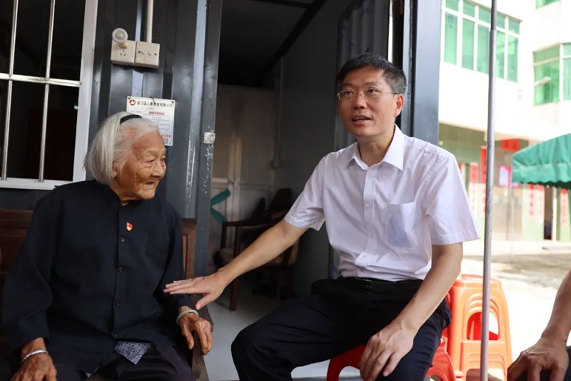 区委书记陈政率队到麻章镇开展“七一”走访慰问活动1.jpg
