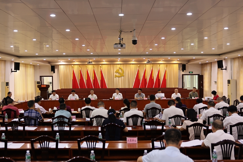 麻章区委十届第67次常委会（扩大）会议召开.jpg